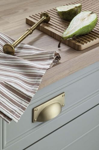 beżowa kuchnia z drewnianymi blatami