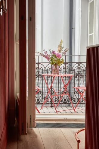 różowy pokój z balkonem