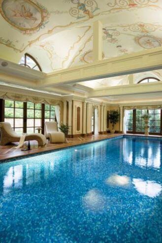 Basen we włoskim stylu. Włoska willa pod Bielskiem