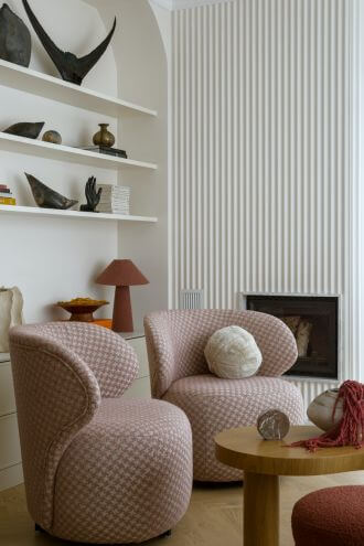 mieszkanie z ryflowanymi meblami