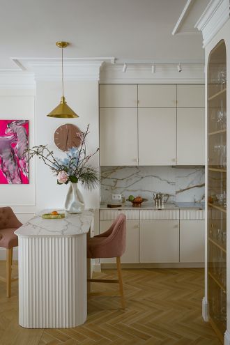 kuchnia z ryflowanymi meblami