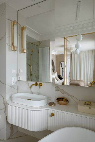 łazienka biało złota z ryflowanymi meblami