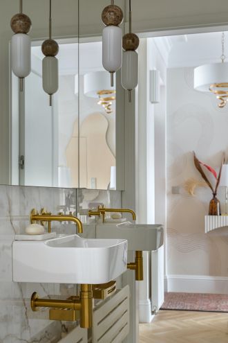 mała biała łazienka ze złotymi dodatkami