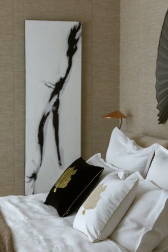 glamour i japandi w kobiecej sypialni