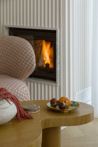 mieszkanie z kominkiem i ryflowanymi meblami
