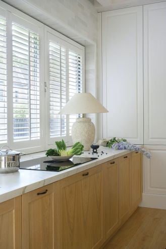 drewniana kuchnia z białym blatem