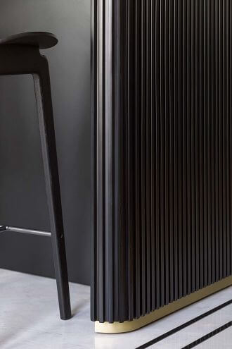 wyspa kuchenna z ciemnego ryflowanego drewna