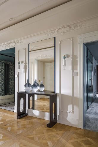 elegancki przedpokój ze sztukaterią na ścianach i suficie