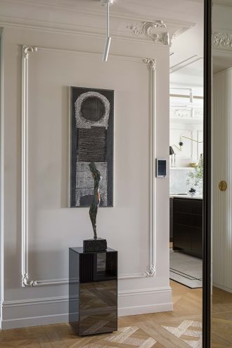 elegancki przedpokój ze sztukaterią na ścianach