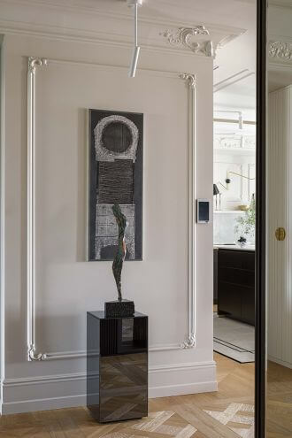 elegancki przedpokój ze sztukaterią na ścianach