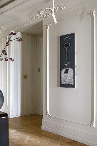 elegancki przedpokój ze sztukaterią na ścianach i suficie