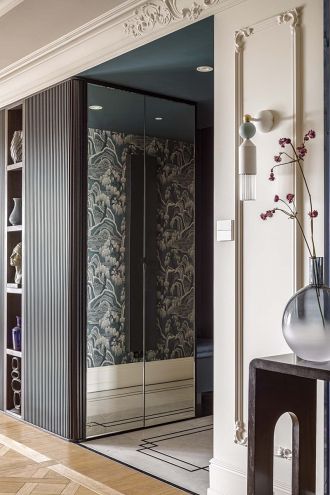 elegancki przedpokój ze sztukaterią i tapetami