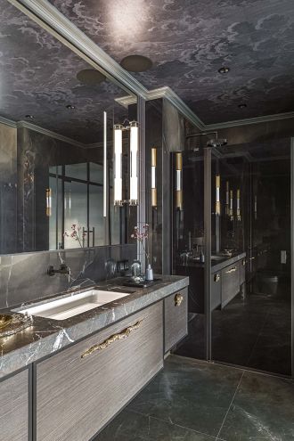 łazienka z ciemną zabudową i nastrojowym oświetleniem