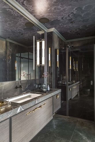 łazienka z ciemną zabudową i nastrojowym oświetleniem