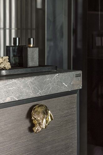 łazienka z ciemną zabudową