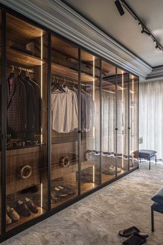 garderoba z przeszklonymi frontami i oświetleniem LED