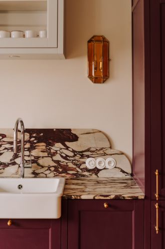 marmurowy blat w kuchni