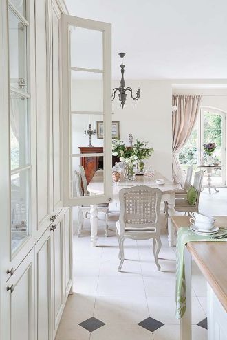 Kuchnia, jadalnia i salon urządzone są na planie litery L. Część mebli i dodatków pochodzi z Decolor i Meubles de Charme.