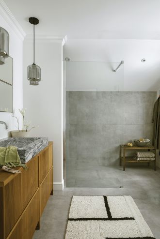 łazienka z betonem na ścianie