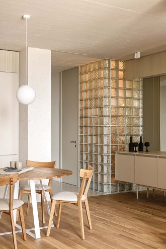 narożnik z luksferów we wnętrzu