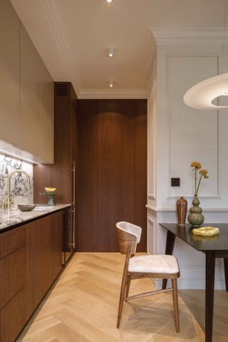 ryflowana kuchnia ciemne drewno