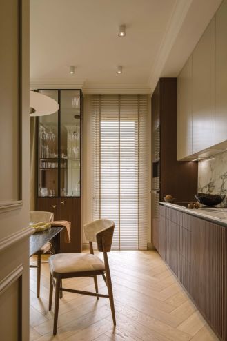 kuchnia ciemne drewno ryflowane