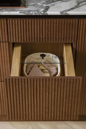 kuchnia ciemne drewno ryflowane