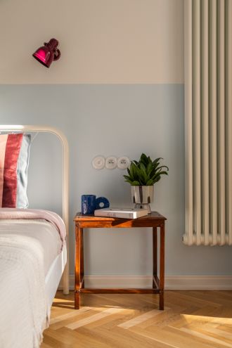 sypialnia stylu vintage w mieszkaniu w modernistycznej kamienicy