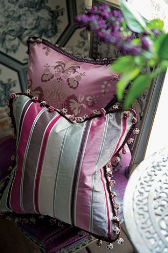 Poduszki od Designers Guild, jedwabie z The Royal Collection, ceny od 413 do 586 zł. DECODORE