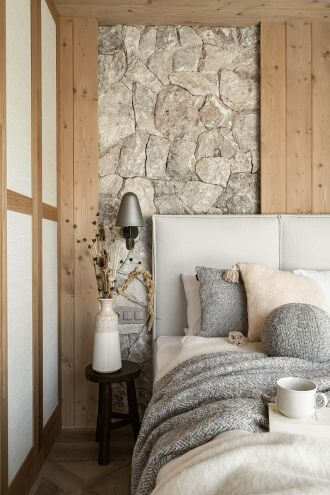 górskie wnętrze z drewnem i kamieniem
