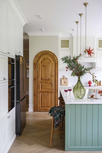 półokrągłe drzwi drewniane w białej kuchni