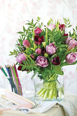 Tulipany sprawdzą się zawsze i wszędzie. Bukiet z różowych tulipanów w szkalnym wazonie.