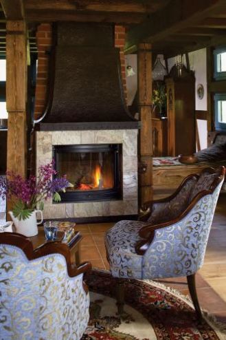 W salonie nie mogło zabraknąć kominka.