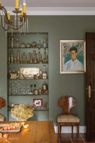 Teresa śmieje się, że ma naturę sroki – lubi zbierać rzeczy. Interesują ją stare srebro, szkło i porcelana, które wystawia w różnych miejscach domu.