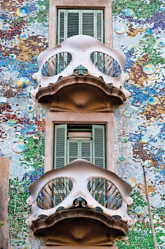 balkony w kształcie masek karnawałowych.