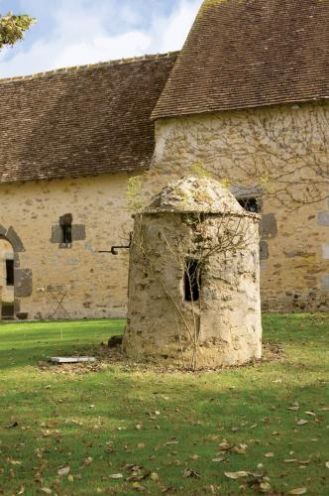 XVI-wieczny kamienny folwark na północy Francji.