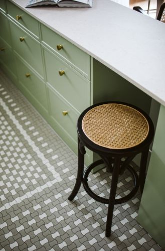 zielono biała kuchnia z gorsecikami na podłodze