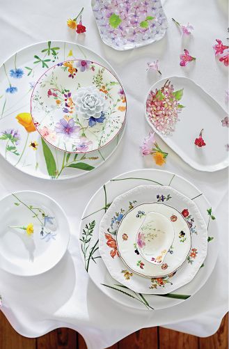 Wiosennie nakryty stół. Porcelana w kwiaty.
