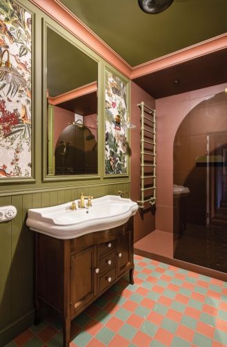 zielono czerwona łazienka