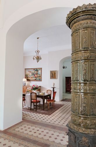 OKRĄGŁY KAFLOWY PIEC PRZYJECHAŁ Z HAMBURGA W KAWAŁKACH I ZŁOŻONY, DOGRZEWA JADALNIĘ.