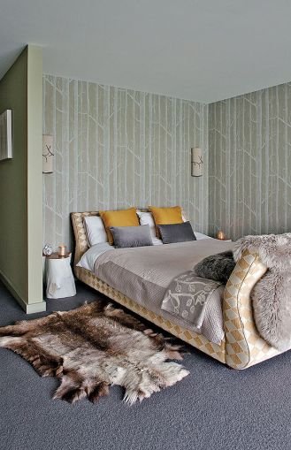 W domu jest pięć pomieszczeń na parterze i siedem sypialni na piętrze.