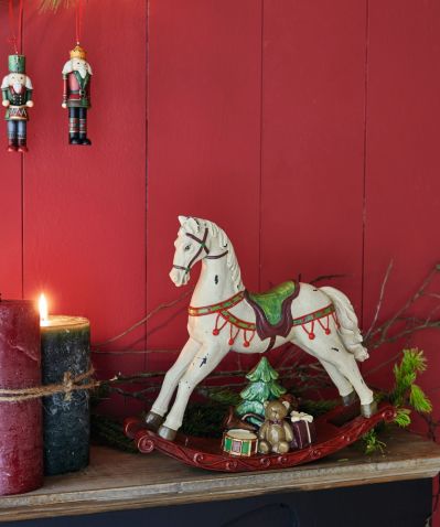 bożonarodzeniowe dekoracje na kominek i parapet