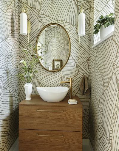 mała łazienka z zieloną tapetą