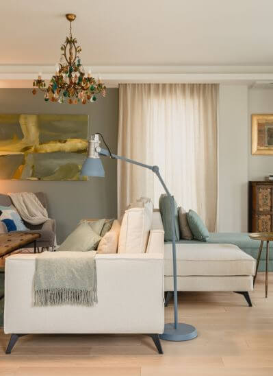 dwustronna sofa w salonie