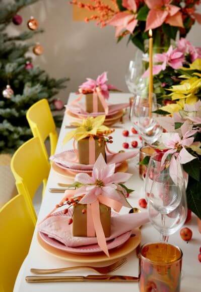 różowe i żółte gwiazdy betlejemskie dekoracje stołu