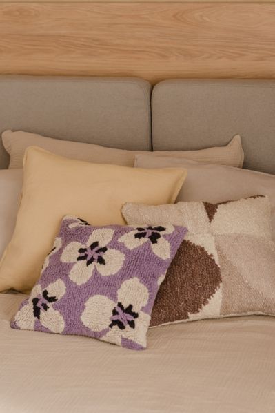 fioletowe dodatki do sypialni