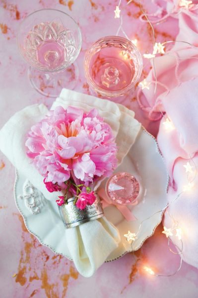 dekoracje z piwonii na stół