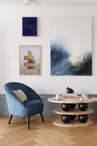 elegancki salon w mieszkaniu nad morzem