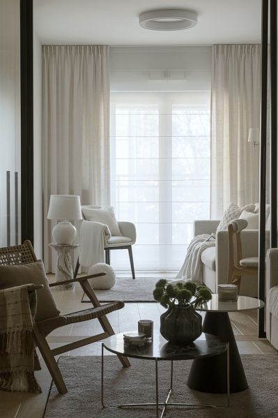 przeszklona ściana w mieszkaniu pomiędzy salonem a sypialnią