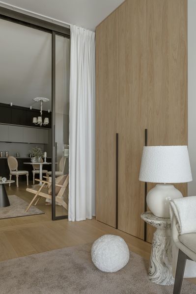 przeszklona ściana w mieszkaniu między salonem a sypialnią